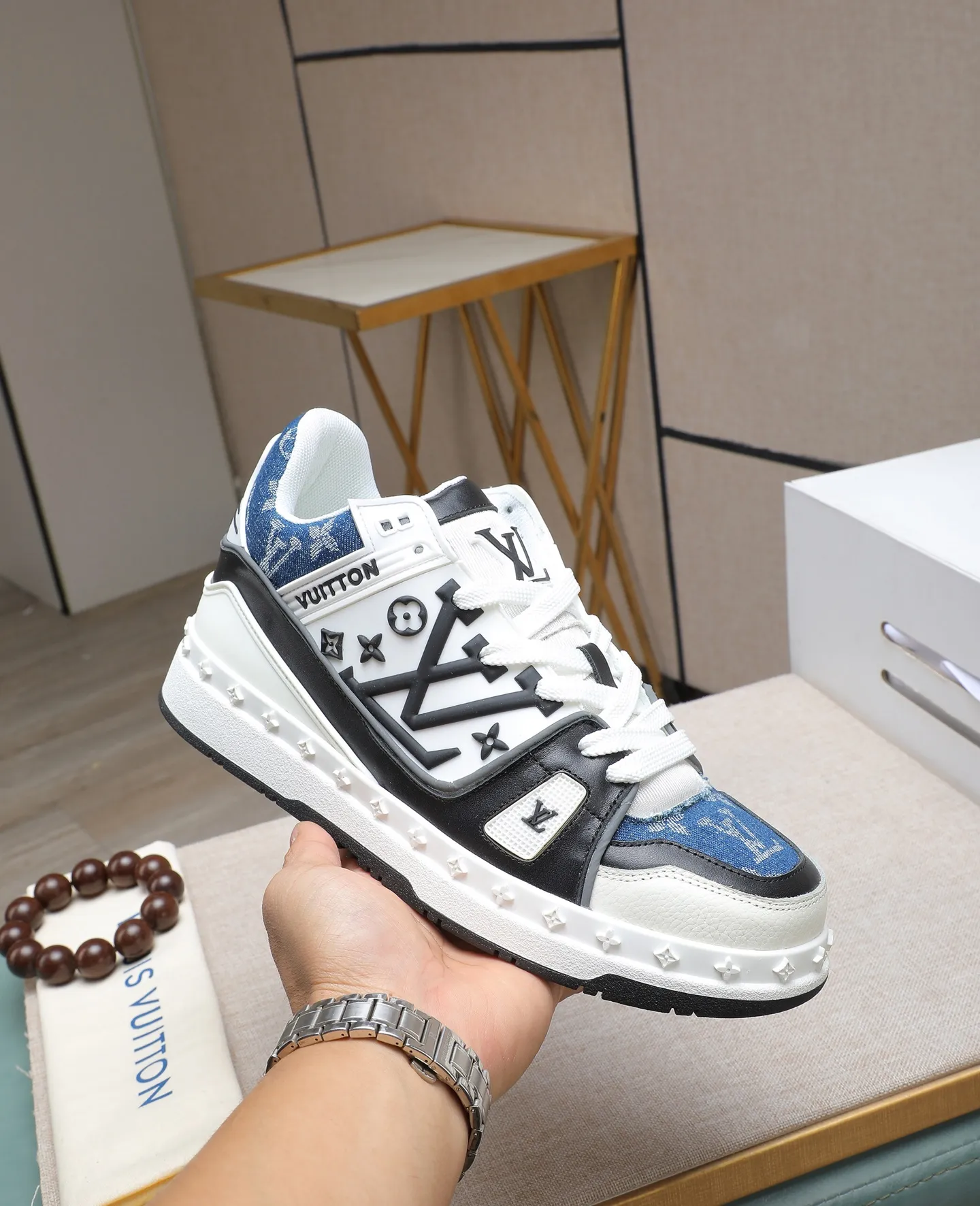Men's men's shoes 💰640 LV are novel and fashionable, the uppers are made of imported cowhide, and they have a super trendy design! It’s eye-catching! The leather is soft, delicate, shiny and translucent, showing the ultimate hand-made craftsmanship, the tongue has the LV logo, and the mesh upper is soft, comfortable and breathable! Size: 38-44 (45 customized